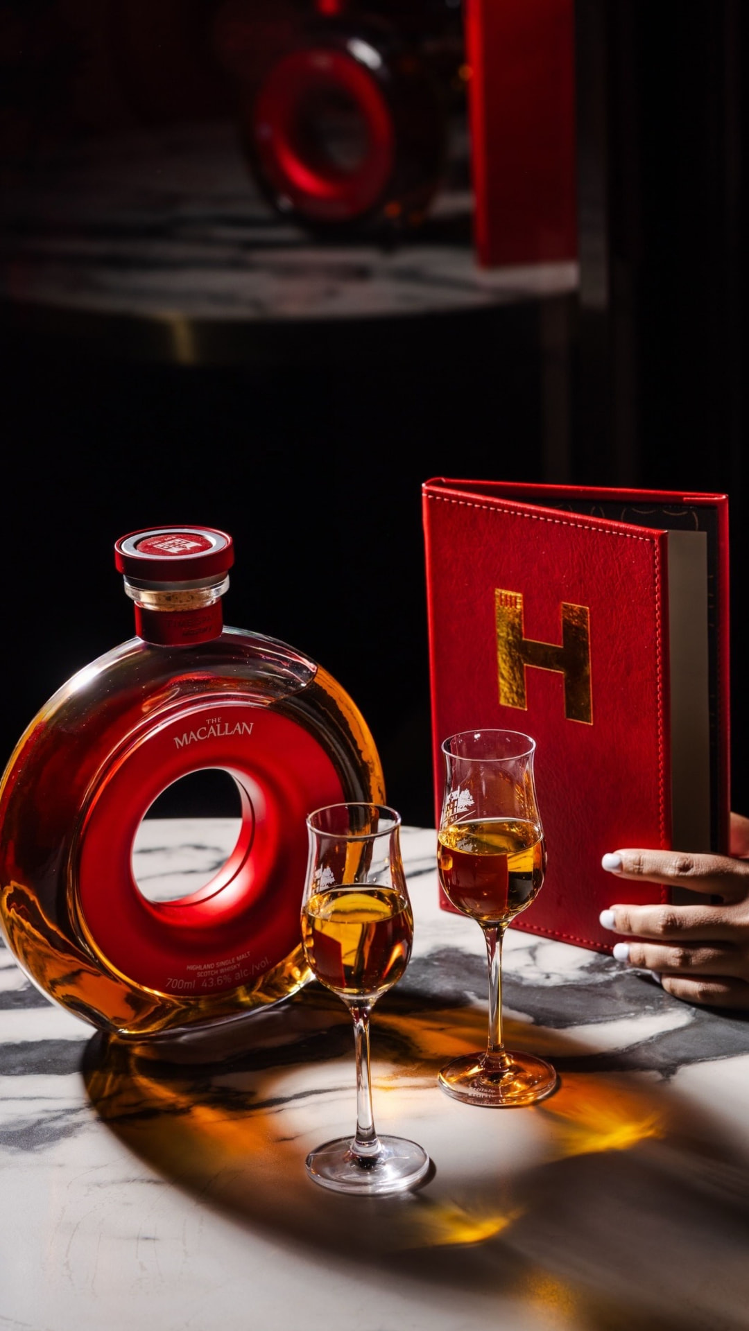 Single malt whisky decanter and pours